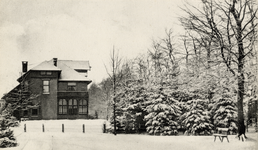16359 Gezicht op de rechtergevel van een herenhuis met omringende tuin in de sneeuw te Zeist.